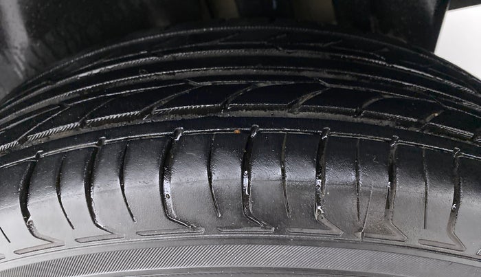 2013 Maruti Swift VXI D, Petrol, Manual, 49,712 km, Left Rear Tyre Tread