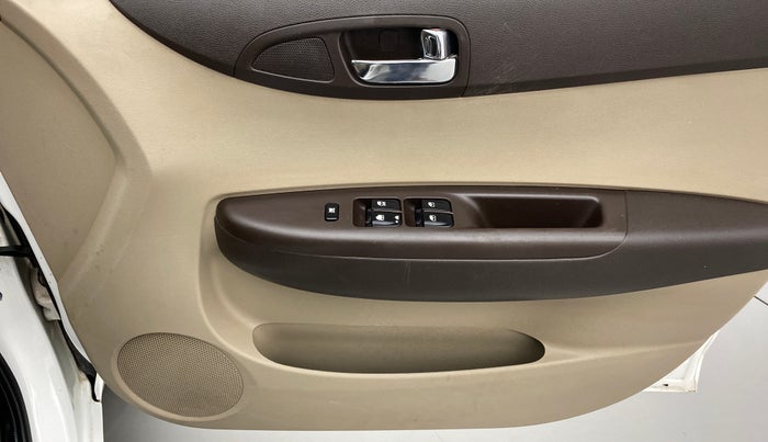 2011 Hyundai i20 MAGNA (O) 1.2, Petrol, Manual, 57,087 km, Driver Side Door Panels Control
