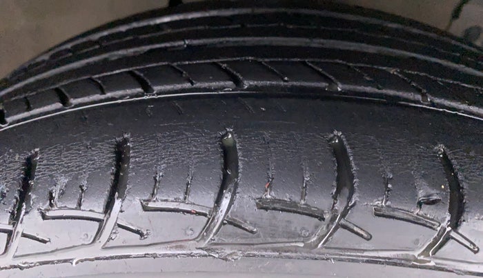 2011 Maruti Swift ZXI D, Petrol, Manual, 49,957 km, Right Front Tyre Tread