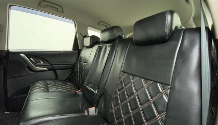 2018 Mahindra XUV500 W7 FWD, Diesel, Manual, 43,794 km, Right Side Rear Door Cabin
