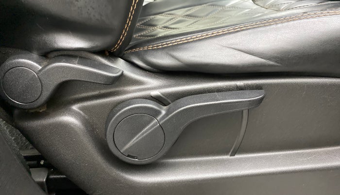 2018 Mahindra XUV500 W7 FWD, Diesel, Manual, 43,794 km, Driver Side Adjustment Panel