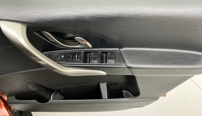 2018 Mahindra XUV500 W7 FWD, Diesel, Manual, 43,794 km, Driver Side Door Panels Control