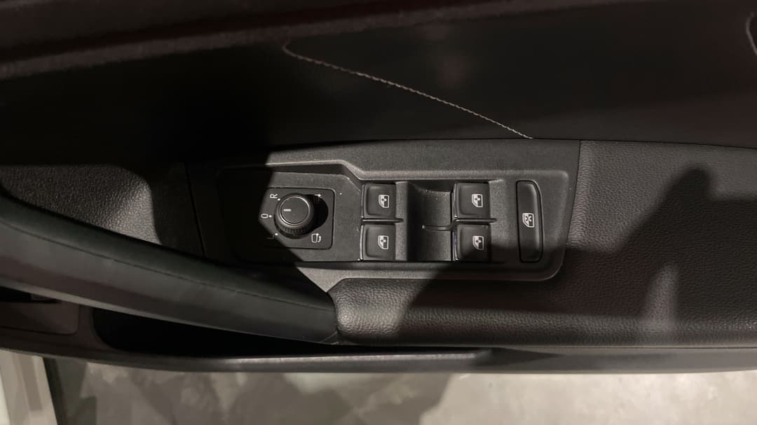 2021 Volkswagen Tiguan 162tsi R-line, Automatic, 65055 km, Drivers Side Door Panel Controls