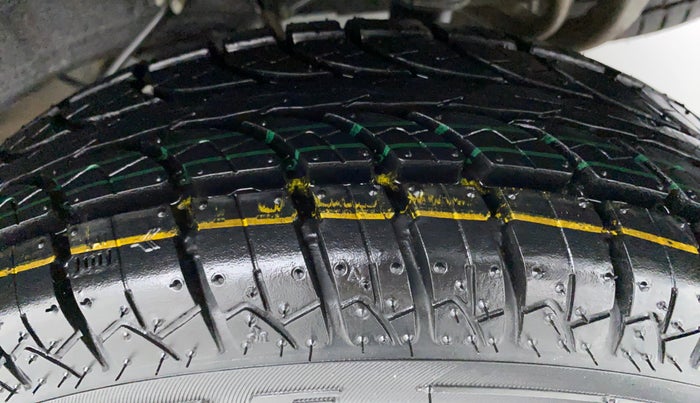 2016 Datsun Go Plus T, Petrol, Manual, 25,205 km, Left Rear Tyre Tread