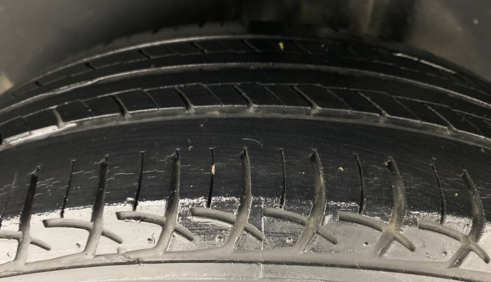 2016 Volkswagen Ameo TRENDLINE 1.2, Petrol, Manual, 22,881 km, Left Rear Tyre Tread