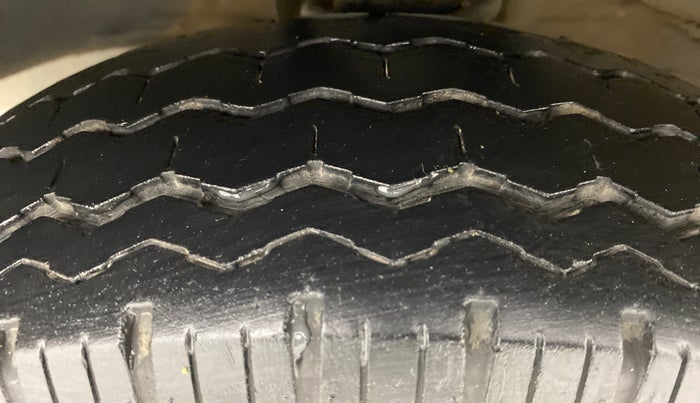 2017 Maruti OMNI E STD, Petrol, Manual, 33,800 km, Left Front Tyre Tread