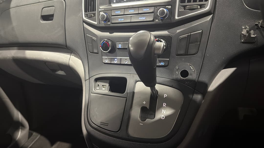 2017 Hyundai Iload 3s Liftback, Automatic, 124920 km, Gear Lever 