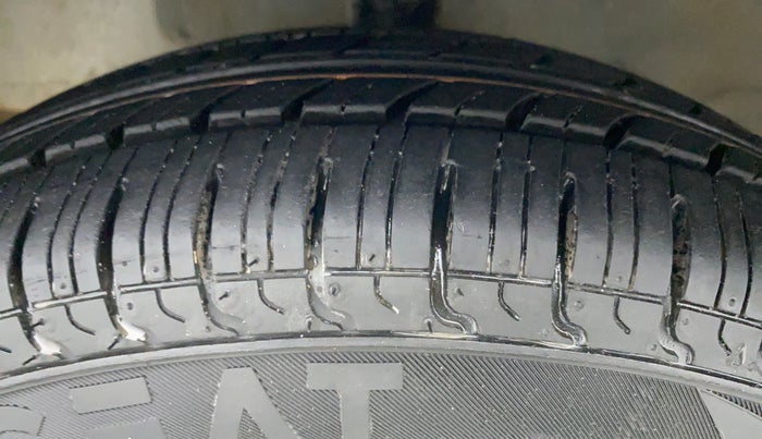 2017 Hyundai Eon D LITE PLUS, Petrol, Manual, 22,152 km, Left Front Tyre Tread