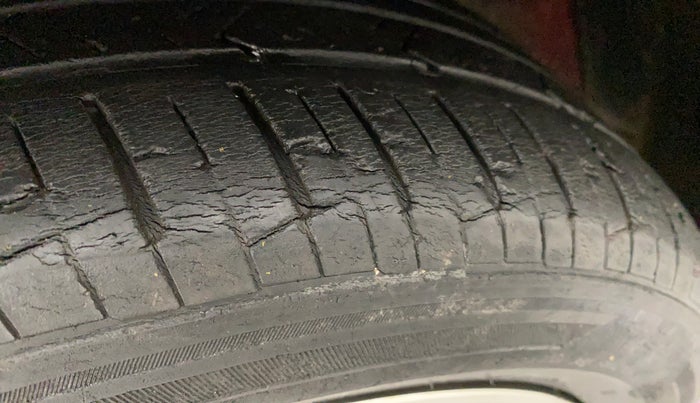 2019 Hyundai Verna 1.6 VTVT SX + AT, Petrol, Automatic, 36,740 km, Left front tyre - Minor crack