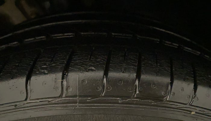 2013 Volkswagen Vento COMFORTLINE DIESEL 1.6, Diesel, Manual, 89,615 km, Left Front Tyre Tread
