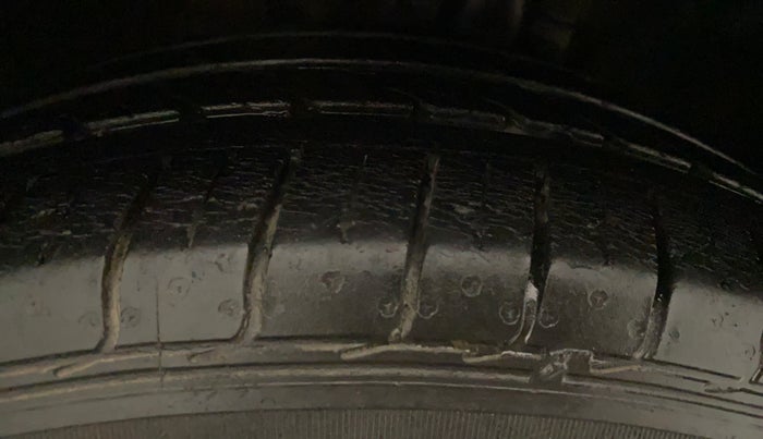 2013 Volkswagen Vento COMFORTLINE DIESEL 1.6, Diesel, Manual, 89,615 km, Right Rear Tyre Tread