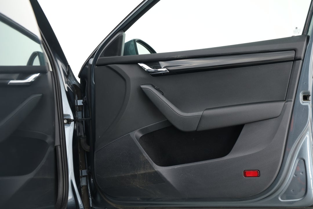 2019 SKODA Octavia 110 Tsi, Automatic, 125410 km, Speaker View