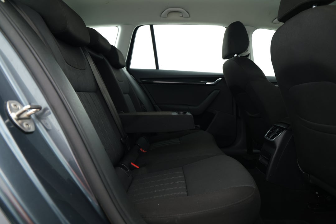 2019 SKODA Octavia 110 Tsi, Automatic, 125410 km, Right Side Rear Door Cabin View