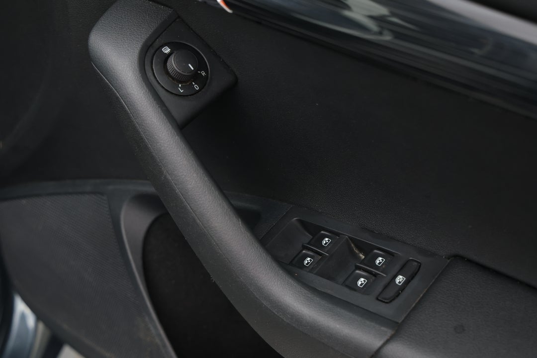 2019 SKODA Octavia 110 Tsi, Automatic, 125410 km, Drivers Side Door Panel Controls