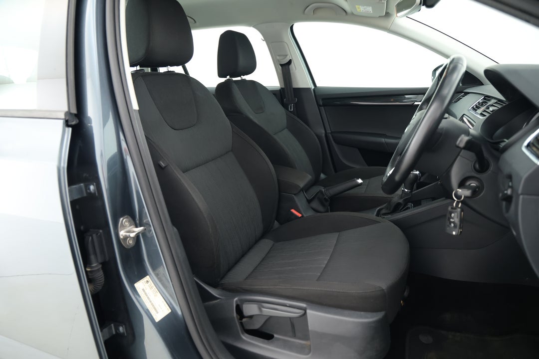 2019 SKODA Octavia 110 Tsi, Automatic, 125410 km, Right Side Front Door Cabin View