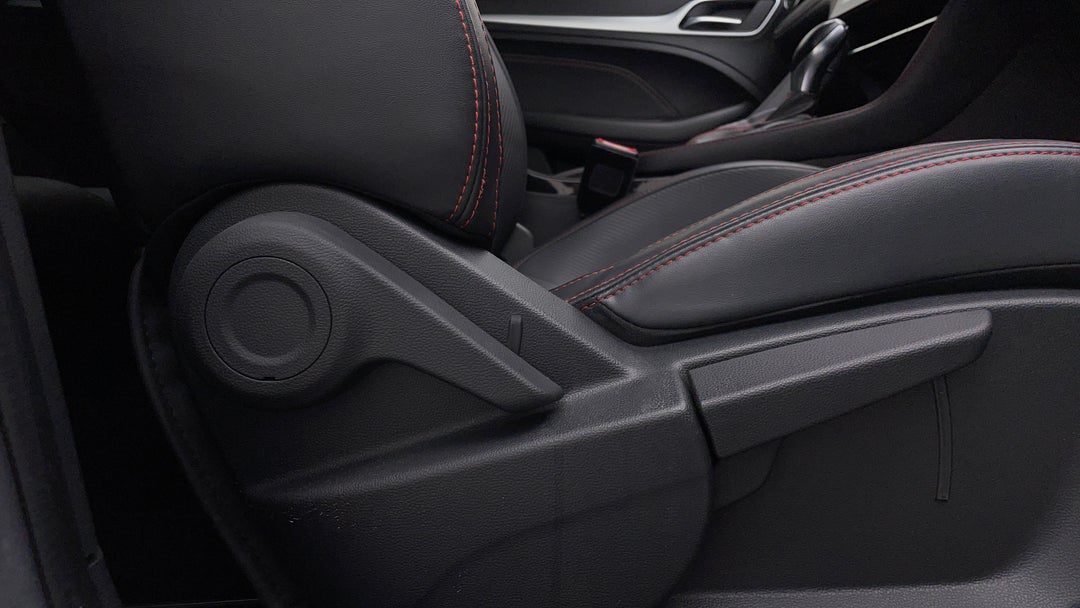 2020 MG Zst Excite, Automatic, 67843 km, Drivers Side Adjustment Panel