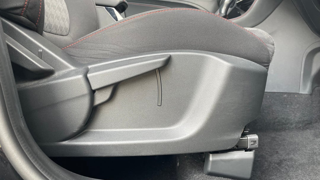 2023 MG Zst Core, Automatic, 13482 km, Drivers Side Adjustment Panel