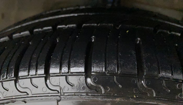 2016 Maruti Ciaz VXI, Petrol, Manual, 80,306 km, Right Front Tyre Tread