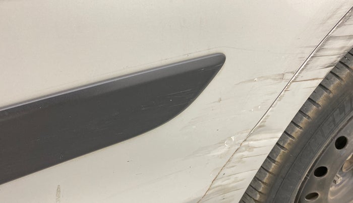 2013 Maruti Swift VXI, Petrol, Manual, 1,21,617 km, Rear left door - Minor scratches