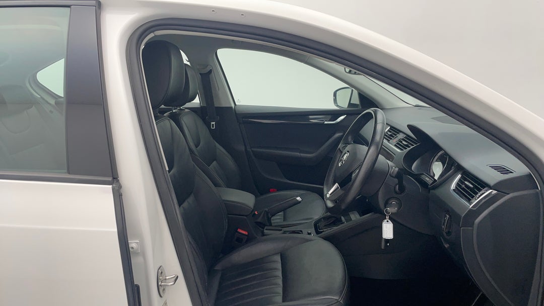 2019 SKODA Octavia 110 Tsi, Automatic, 46882 km, Right Side Front Door Cabin View