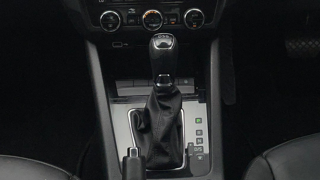 2019 SKODA Octavia 110 Tsi, Automatic, 46882 km, Gear Lever 