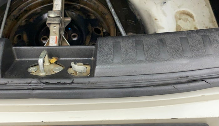 2015 Maruti Swift VDI ABS, Diesel, Manual, 1,17,499 km, Dicky (Boot door) - Weather strip has minor damage