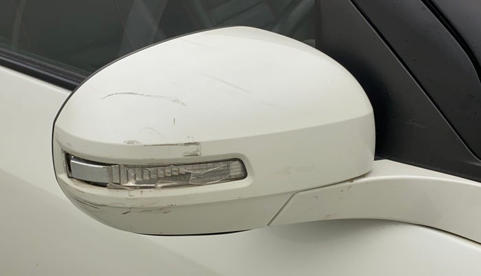 2015 Maruti Swift VDI ABS, Diesel, Manual, 1,17,890 km, Right rear-view mirror - Indicator light has minor damage