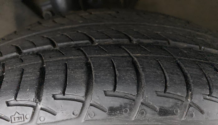 2016 Volkswagen Ameo HIGHLINE 1.2, Petrol, Manual, 32,065 km, Left Front Tyre Tread