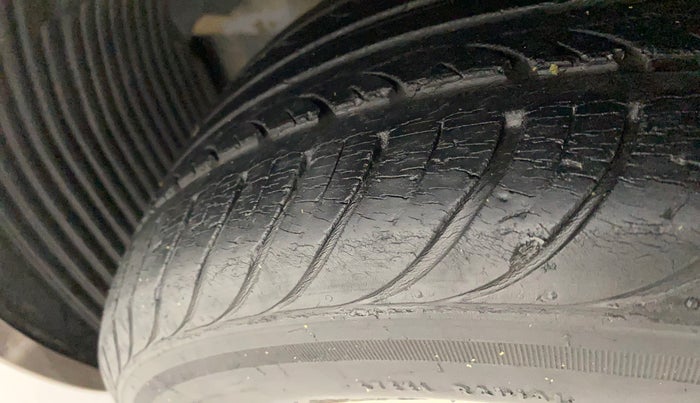 2013 Hyundai i20 SPORTZ 1.2, Petrol, Manual, 49,919 km, Left front tyre - Minor crack