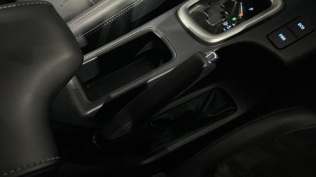 2022 Toyota Hilux Sr5 (4x4), Automatic, 31853 km, Handbrake