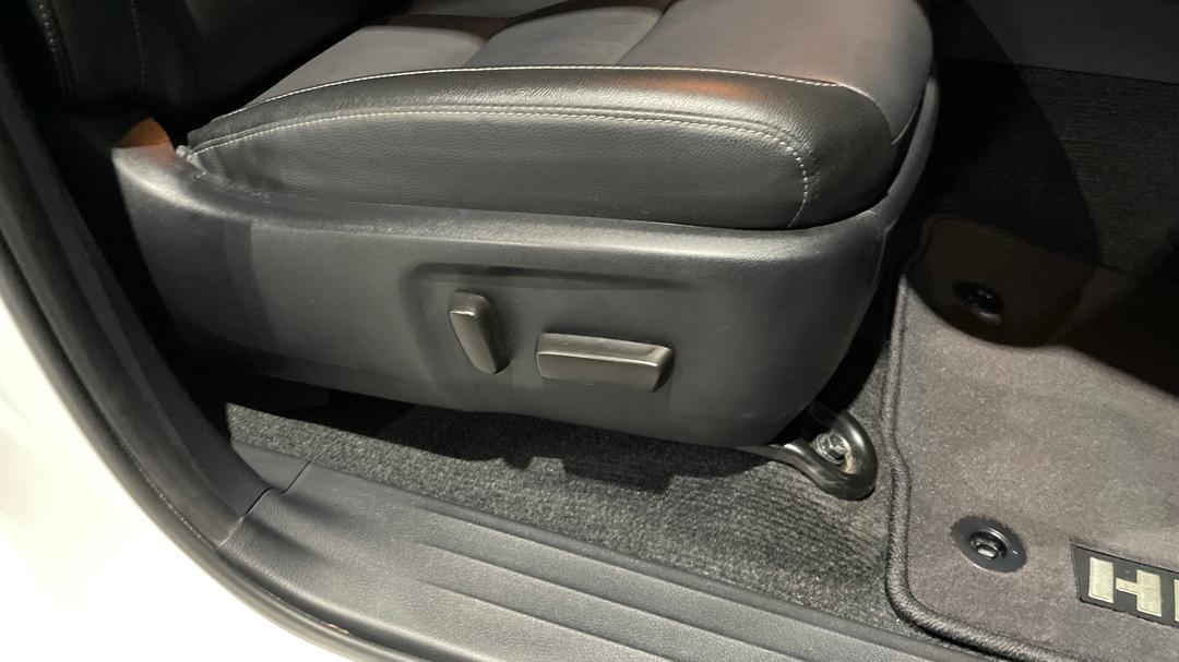 2022 Toyota Hilux Sr5 (4x4), Automatic, 31853 km, Drivers Side Adjustment Panel