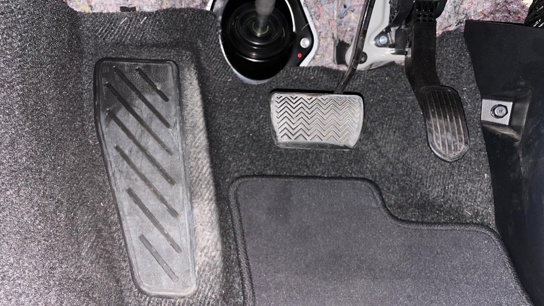 2022 Toyota Hilux Sr5 (4x4), Automatic, 31853 km, Pedals and Footmat