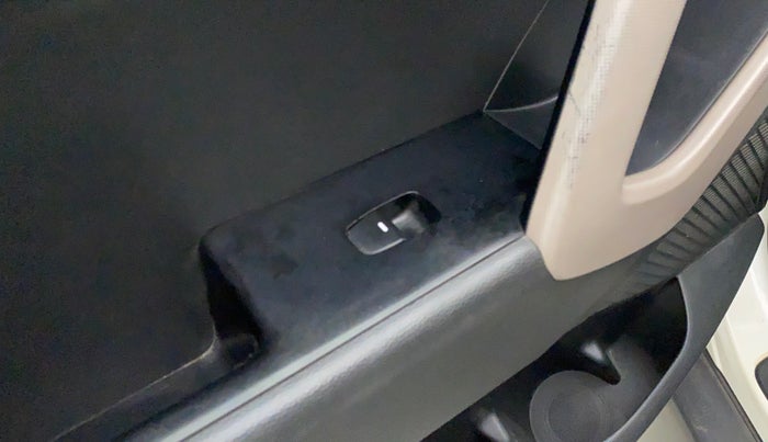 2017 Hyundai Creta E PLUS 1.6 PETROL, Petrol, Manual, 81,347 km, Left front window switch / handle - Switch/handle not functional