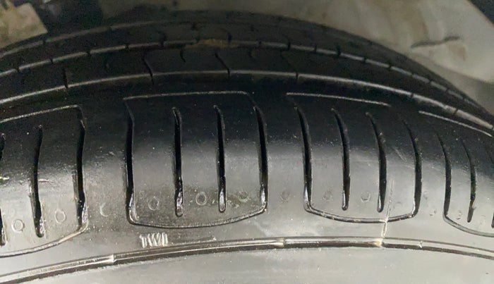 2017 Hyundai Grand i10 MAGNA 1.2 VTVT, CNG, Manual, 33,785 km, Left Front Tyre Tread
