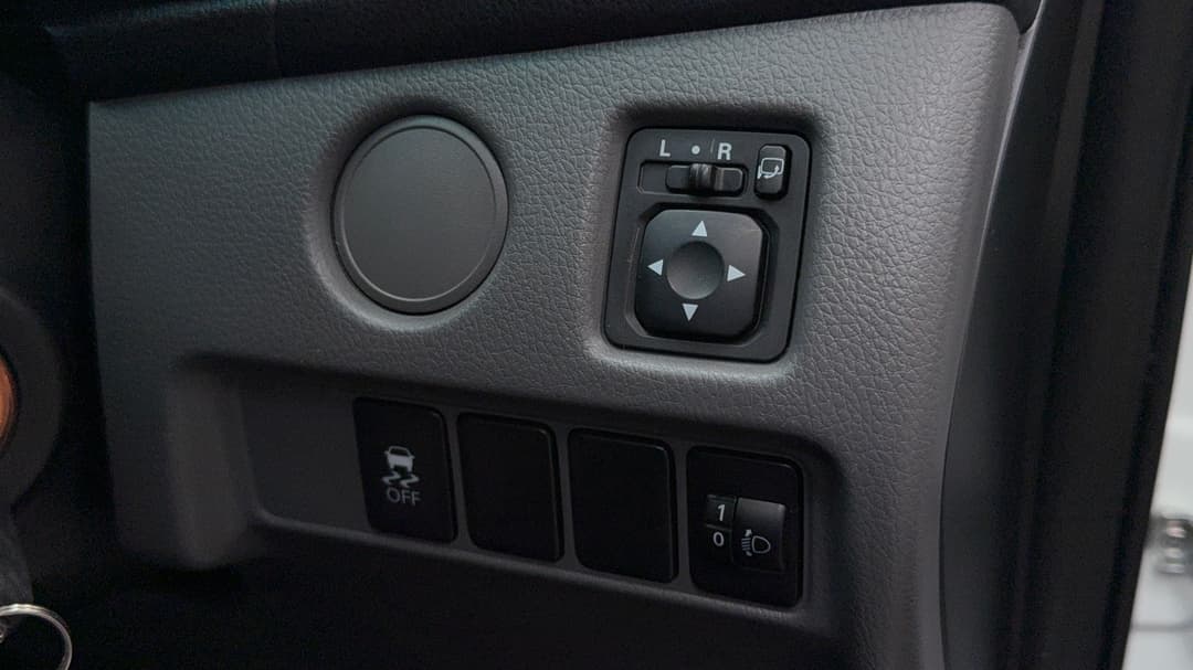 2017 Mitsubishi Triton Gls (4x4), Manual, 173564 km, Utility Switches/Buttons