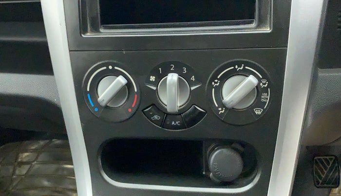 2014 Maruti Ritz VDI, Diesel, Manual, 72,395 km, AC Unit - Minor issue in the heater switch