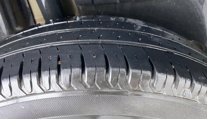2017 Maruti Dzire VXI, Petrol, Manual, 35,229 km, Right Rear Tyre Tread