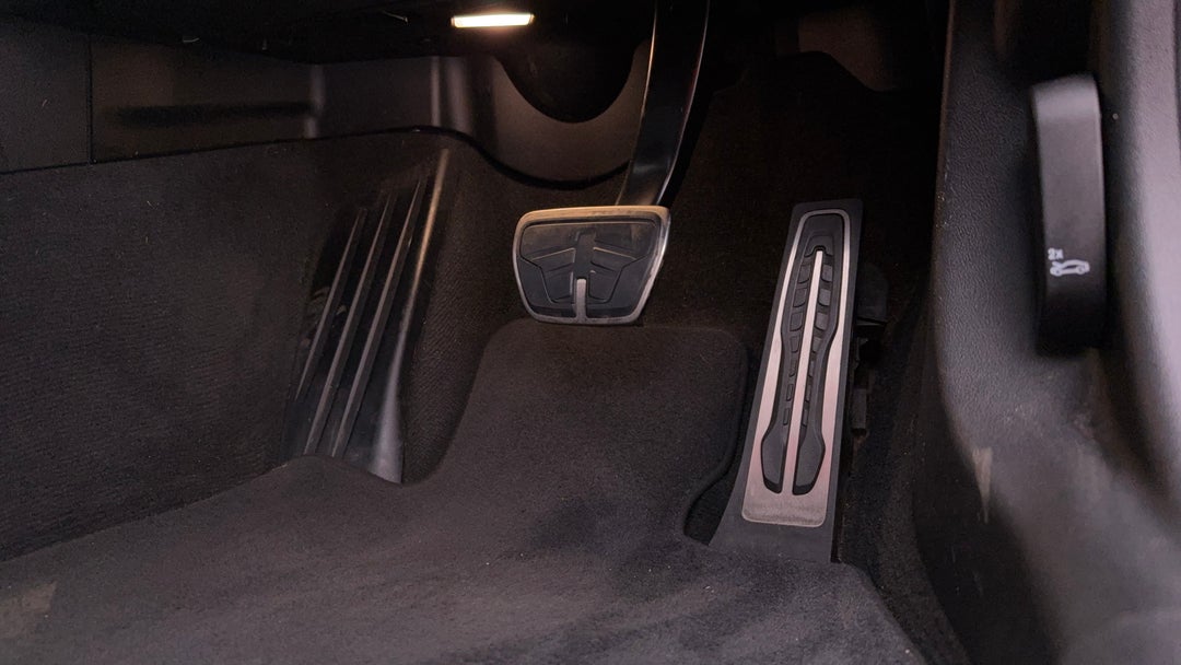 2021 BMW 3 20i M Sport, Automatic, 75322 km, Pedals and Footmat