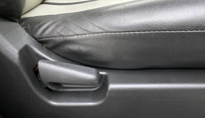 2017 Maruti Wagon R 1.0 LXI CNG, CNG, Manual, 25,668 km, Driver Side Adjustment Panel
