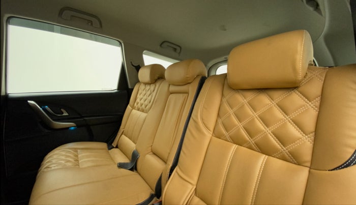 2019 Mahindra XUV500 W7, Diesel, Manual, 25,899 km, Right Side Rear Door Cabin