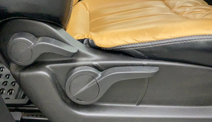 2019 Mahindra XUV500 W7, Diesel, Manual, 25,899 km, Driver Side Adjustment Panel