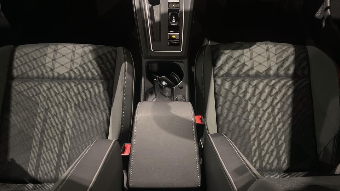 2021 Volkswagen Golf 110tsi R-line, Automatic, 20533 km, Center Console