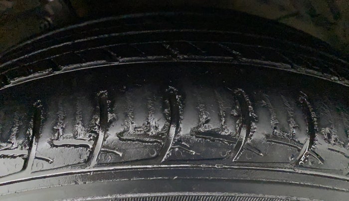 2014 Maruti Ertiga VXI, Petrol, Manual, 37,298 km, Left Front Tyre Tread