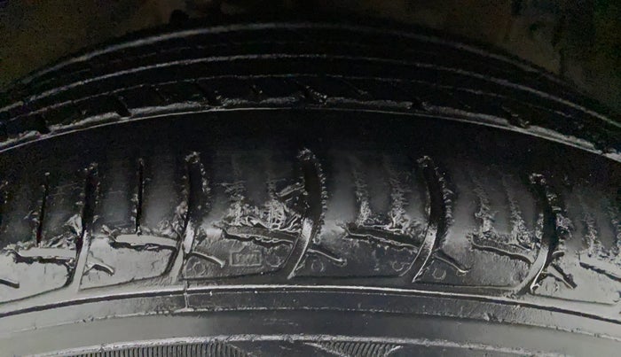 2014 Maruti Ertiga VXI, Petrol, Manual, 37,298 km, Right Front Tyre Tread