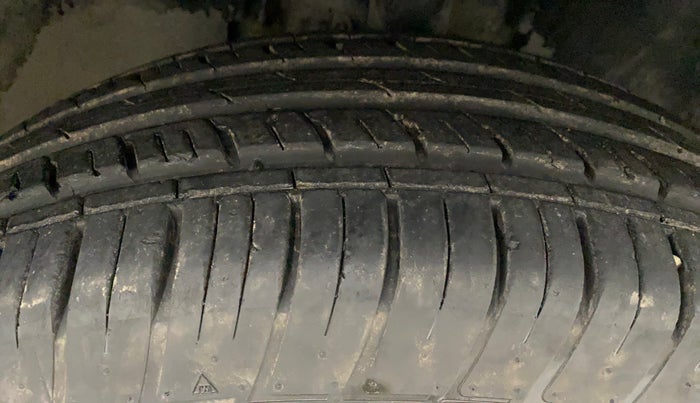 2022 Tata Safari XMA, Diesel, Automatic, 20,858 km, Right Front Tyre Tread