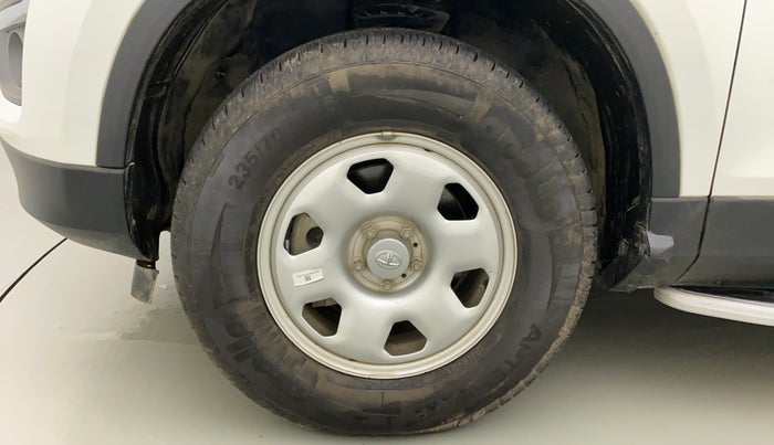 2022 Tata Safari XMA, Diesel, Automatic, 20,858 km, Left Front Wheel