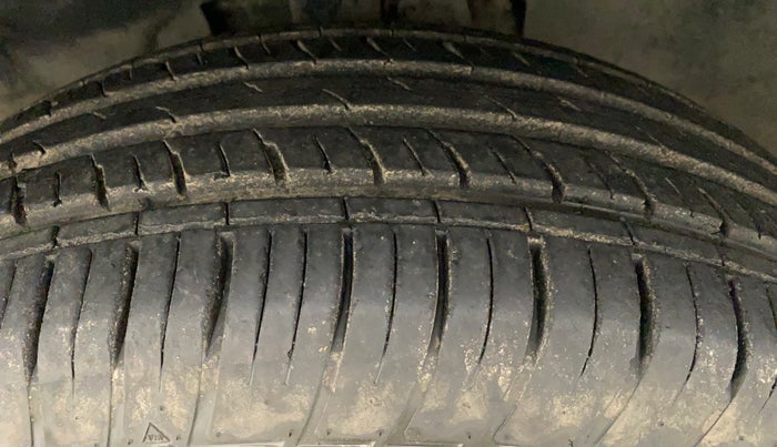 2022 Tata Safari XMA, Diesel, Automatic, 20,858 km, Left Front Tyre Tread