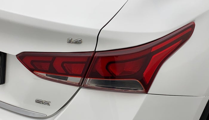 2017 Hyundai Verna 1.6 VTVT SX (O) AT, Petrol, Automatic, 64,198 km, Right tail light - Minor damage