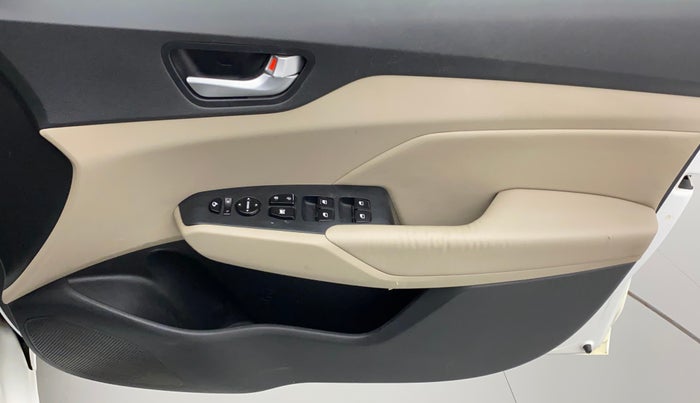 2017 Hyundai Verna 1.6 VTVT SX (O) AT, Petrol, Automatic, 64,198 km, Driver Side Door Panels Control