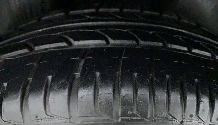 2013 Volkswagen Vento HIGHLINE DIESEL, Diesel, Manual, 40,608 km, Left Front Tyre Tread
